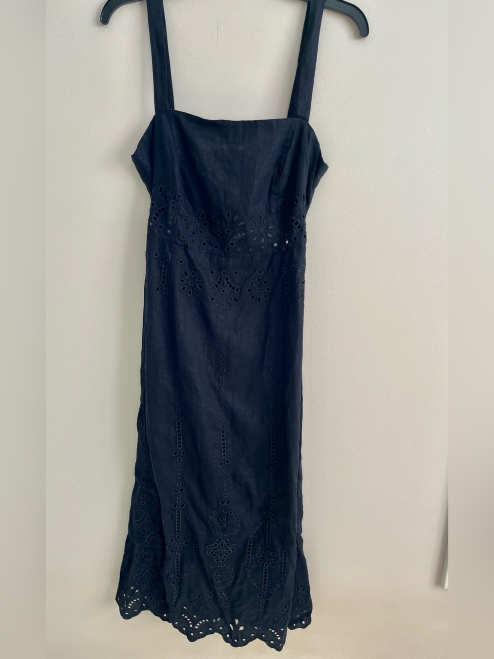 NWOT-Banana Republic Black Midi Dress
Extra Small